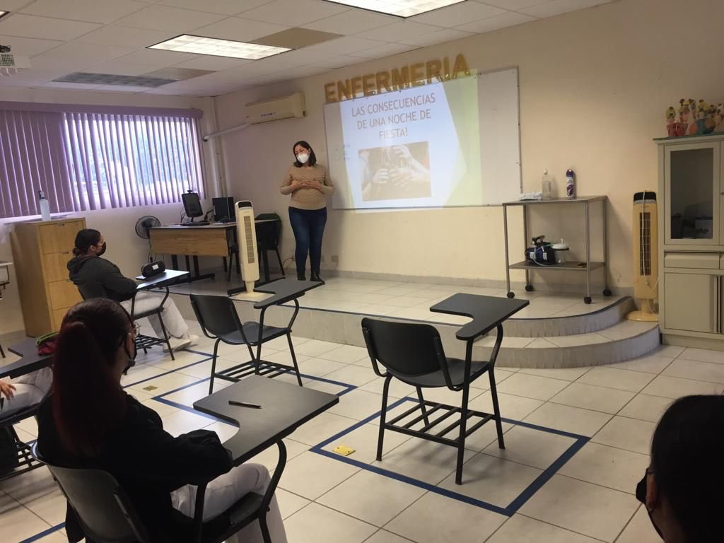 CAPAVivienda's tweet photo. El día 10 11 y 12 de noviembre se acudió a ciudad de los niños área mujeres nivel preparatoria para impartir el tema de alcohol a los grupos de alumnas de enfermería y rehabilitación. 
Agradeciendo siempre a las autoridades correspondientes del plantel por todo su apoyo. https://t.co/A9fnmHzgTf