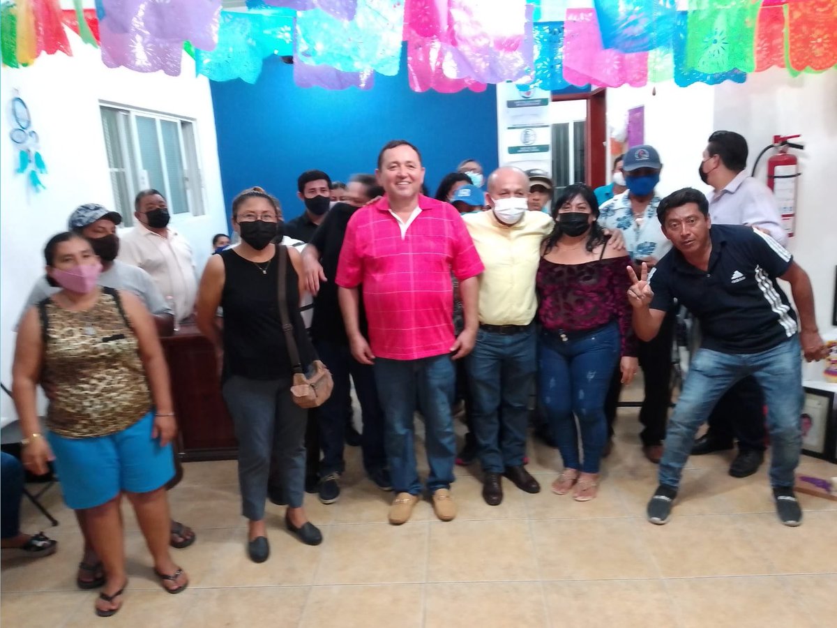 MenaNivardo's tweet photo. La democracia ha sido una característica del #PAN Eso me dicen militantes de #COZUMEL con quienes tuve la oportunidad de platicar gracias a la invitación de su líder, Miguel Ángel Canté. @MarkoCortes @UicabFaustino @SantiagoCreelM @PANQR @austro1971 @KathiaBolio https://t.co/TMfbQ0DXS2