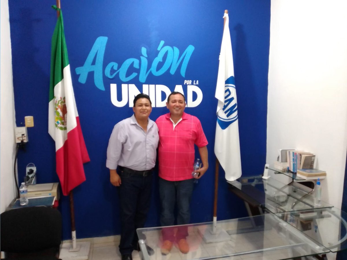 MenaNivardo's tweet photo. La democracia ha sido una característica del #PAN Eso me dicen militantes de #COZUMEL con quienes tuve la oportunidad de platicar gracias a la invitación de su líder, Miguel Ángel Canté. @MarkoCortes @UicabFaustino @SantiagoCreelM @PANQR @austro1971 @KathiaBolio https://t.co/TMfbQ0DXS2