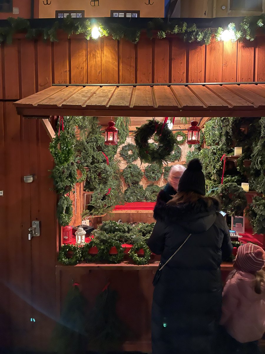 bjauntanywhere's tweet photo. Julmarknad หรือตลาดนัดคริสต์มาสที่ gamlastan stockholm โคตรฟูลฟีลก่อนกลับไทยมากก มู้ดคริสต์มาสทั้งผู้คน ร้านค้า เสียงเพลง บรรยากาศดีจริงๆ แล้วยิ่งอากาศหนาวแบบเลขตัวเดียวได้จิบช็อกโกแลตร้อนกับมาชเมลโล่คือนิพพานน้ำตาจิไหล 🎄🎅🏻✨ https://t.co/rAXJyHknmn