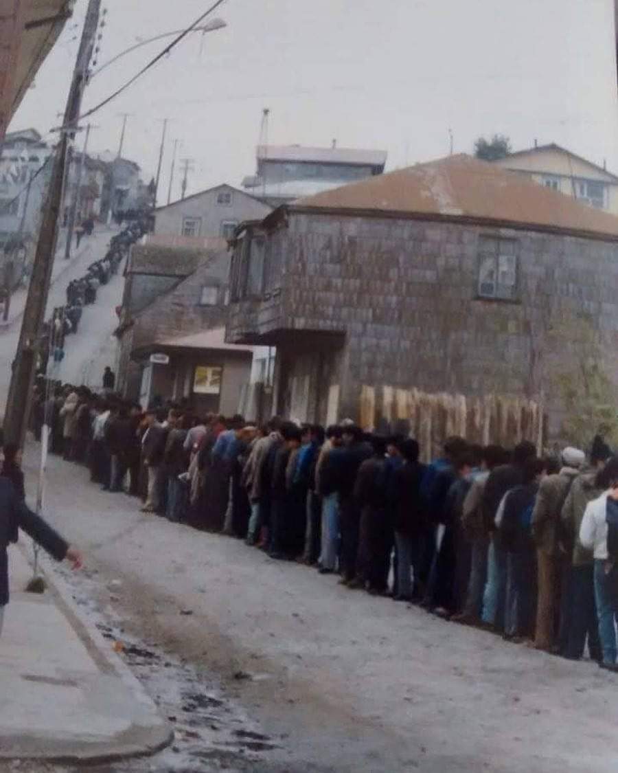 jenkinstcsj9's tweet photo. En 1988, para la votación del Si y el NO participo un poco mas del 97% del universo electoral habilitado para votar 7.435.913 personas y se logro sacar a Pinochet del Poder, largas filas se observaban en las calles debido a las pocas mesas habilitadas pero la gente salió a votar https://t.co/8Ubxt2vvC7
