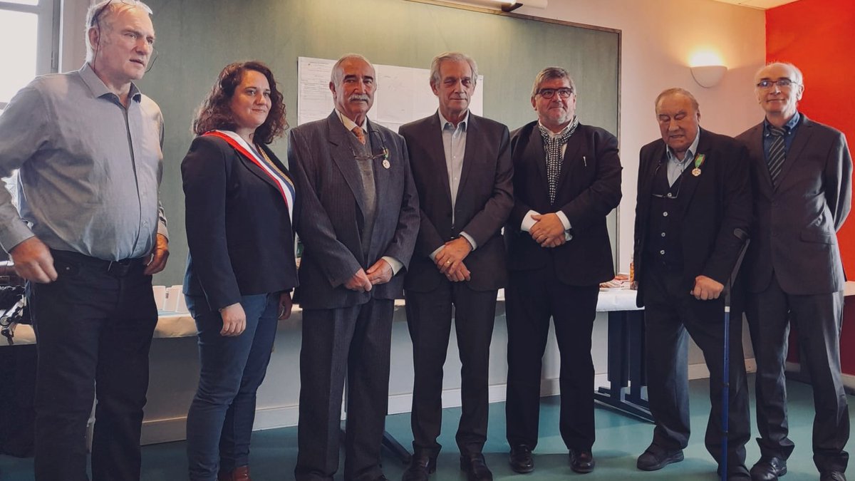 JulieLenfant's tweet image. 👉🐝♻️Remise de la médaille 🥇 du mérite agricole à Mr Roger Chabretou Président du conservatoire de l‘abeille noire limousine. En présence du Sénateur 87 @C_REDON_SARRAZY et de @JMGabouty. #UNAF #interapi @Riouguillaume79 @ITSAPinstitut @AbeilleDeFrance @Label_Abeille #miel 🐝