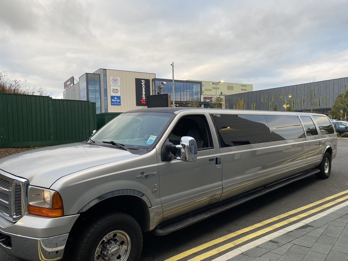 lux_limo's tweet photo. Jeep limo at rushden lakes for birthday #rushdenlakeslimo https://t.co/zXSfTyAhWm