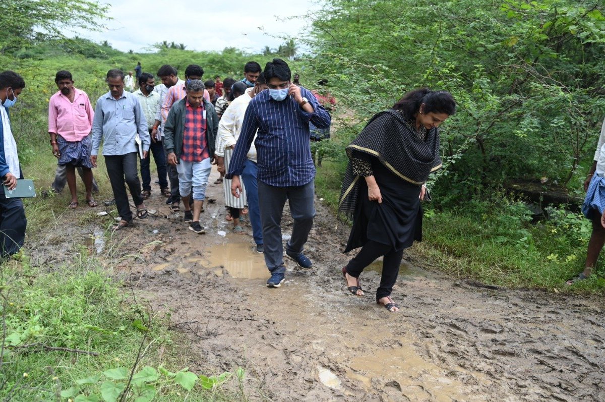 dc_ckbpur's tweet photo. ಜಿಲ್ಲೆಯಲ್ಲಿ ಕೆಲ ದಿನಗಳಿಂದ ಸುರಿಯುತ್ತಿರುವ ವ್ಯಾಪಕ ಮಳೆ ಹಿನ್ನೆಲೆಯಲ್ಲಿ, ಇಂದು ಜಿಲ್ಲೆಯ ಗೌರಿಬಿದನೂರು, ಗುಡಿಬಂಡೆ ಮತ್ತು  ಬಾಗೇಪಲ್ಲಿ ತಾಲ್ಲೂಕುಗಳ ವಿವಿಧ  ಹಾನಿ ಪ್ರದೇಶಗಳಿಗೆ, ಕಾಳಜಿ ಕೇಂದ್ರಗಳಿಗೆ ಹಾಗೂ ಹಾನಿಗೊಳಗಾದ ಕೆರೆಗಳಿಗೆ ಅಧಿಕಾರಿಗಳೊಂದಿಗೆ ಭೇಟಿ ನೀಡಿ ಪರಿಶೀಲನೆ ನಡೆಸಲಾಯಿತು. https://t.co/KBWC4Qdvay