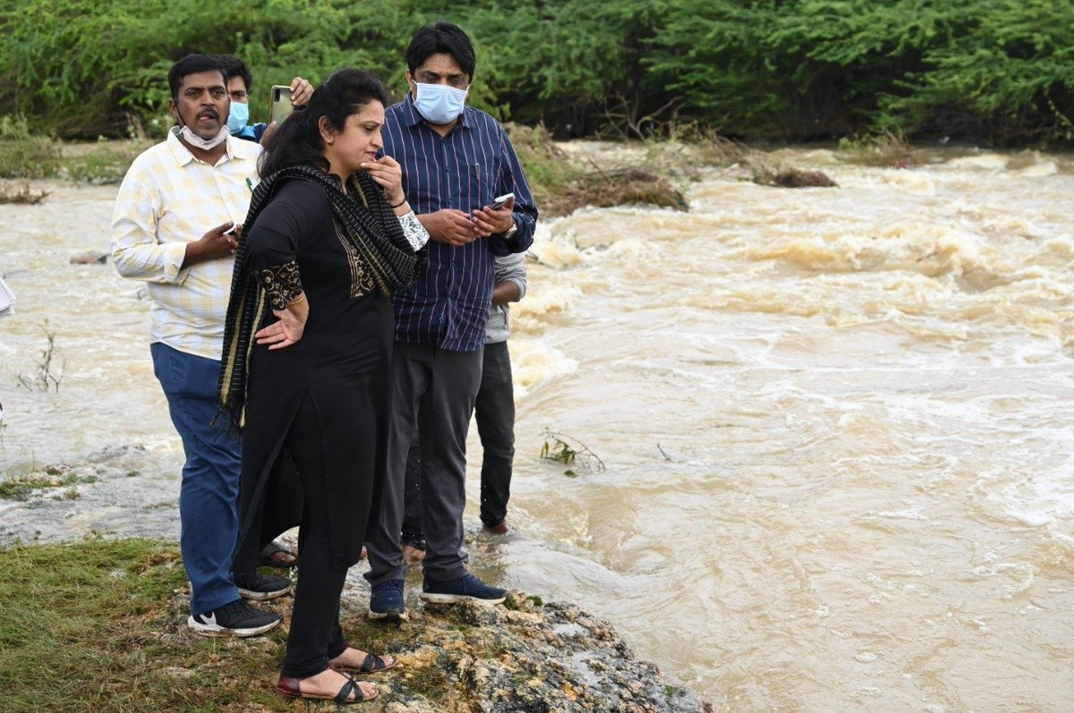 dc_ckbpur's tweet photo. ಜಿಲ್ಲೆಯಲ್ಲಿ ಕೆಲ ದಿನಗಳಿಂದ ಸುರಿಯುತ್ತಿರುವ ವ್ಯಾಪಕ ಮಳೆ ಹಿನ್ನೆಲೆಯಲ್ಲಿ, ಇಂದು ಜಿಲ್ಲೆಯ ಗೌರಿಬಿದನೂರು, ಗುಡಿಬಂಡೆ ಮತ್ತು  ಬಾಗೇಪಲ್ಲಿ ತಾಲ್ಲೂಕುಗಳ ವಿವಿಧ  ಹಾನಿ ಪ್ರದೇಶಗಳಿಗೆ, ಕಾಳಜಿ ಕೇಂದ್ರಗಳಿಗೆ ಹಾಗೂ ಹಾನಿಗೊಳಗಾದ ಕೆರೆಗಳಿಗೆ ಅಧಿಕಾರಿಗಳೊಂದಿಗೆ ಭೇಟಿ ನೀಡಿ ಪರಿಶೀಲನೆ ನಡೆಸಲಾಯಿತು. https://t.co/KBWC4Qdvay