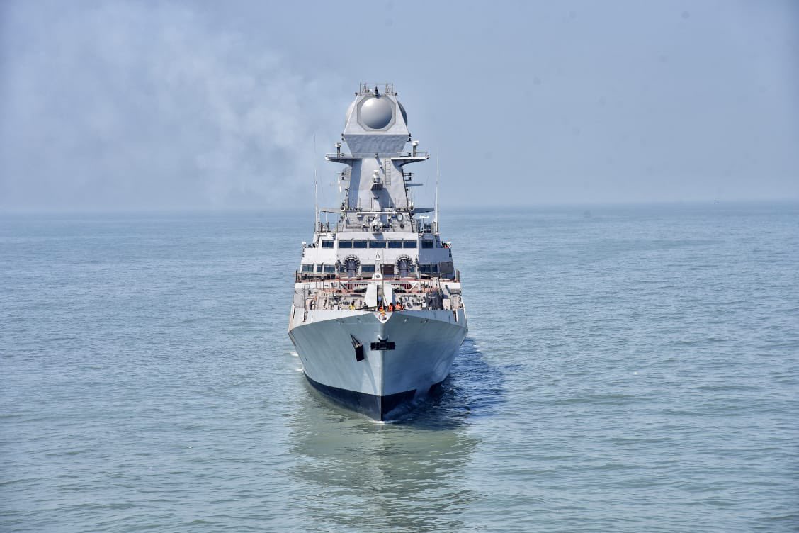 रक्षा मंत्री राजनाथ सिंह ने मुंबई में नौसैनिक बंदरगाह पर INS विशाखापत्तनम का जलावतरण किया