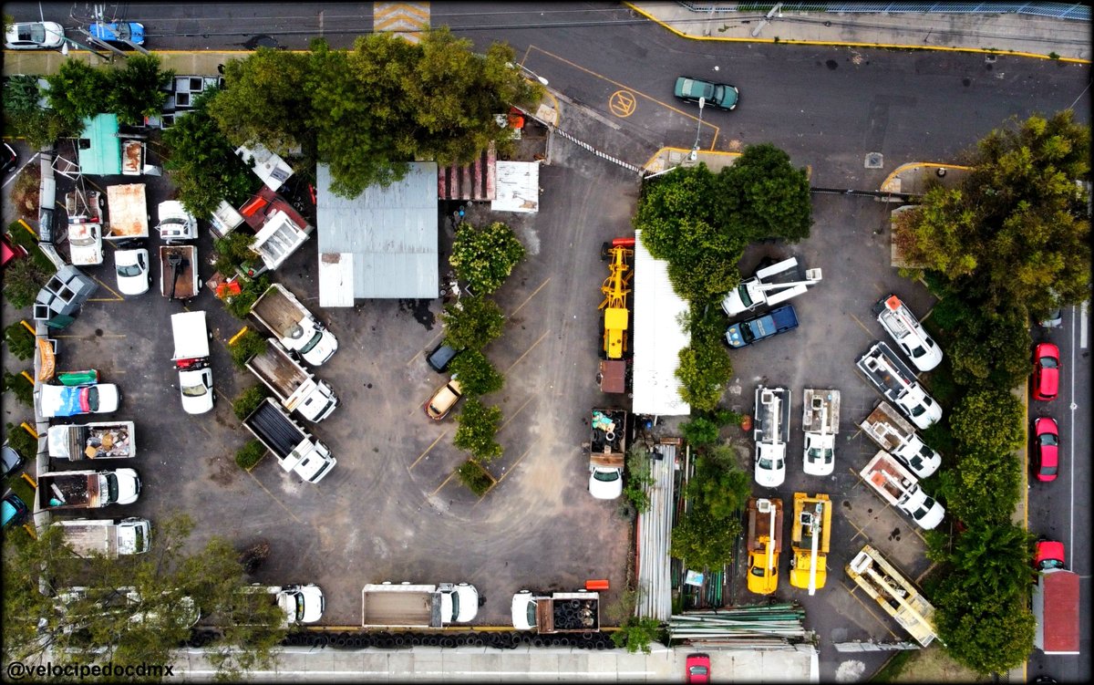 Campamento de Alumbrado Publico y sitio de resguardo de vehiculos, basura y chatarra de <a href="/BJAlcaldia/">Alcaldía de Benito Juárez</a> dentro del Complejo Olimpico Mexico 68. Triste ver que usan asi espacios publicos deportivos desde hace varios años. <a href="/STaboadaMx/">Santiago Taboada</a> <a href="/Javier_Hidalgo/">Javier Hidalgo</a> <a href="/PoderAG_BJ/">PoderAG BJ</a> <a href="/PaulaSoto/">Paula Soto</a> #ConcejoBJ