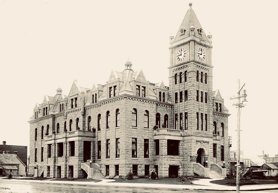 AlanZakrison's tweet photo. 1/2
That time when #YYC City Hall had a pair of cannons out front.
These ones came from Montreal in 1910.
Not as remarkable as it might seem today. https://t.co/r5sBuAegoZ