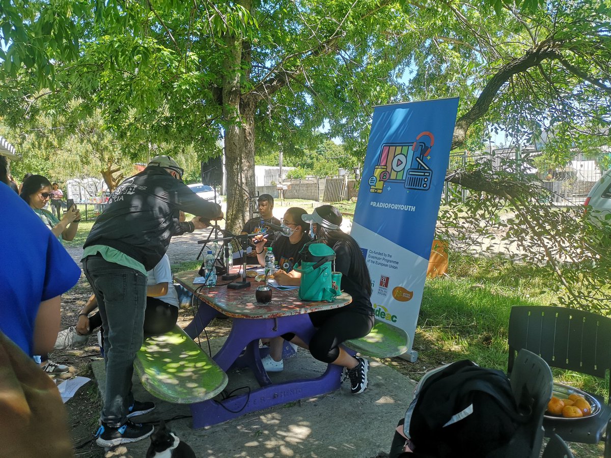 aleteovolvoreta's tweet photo. Genial proyecto en el que jóvenes, muy diversos, de varios países sueñan y construyen juntos en este caso con la radio como protagonista.
¡Ni una pandemia pudo pararles!
💪🏾💜🌎 @Aspaym_CyL @CEPAGpy @gurisesunidos #IDEAG @bbyrconsulting
Erasmus+ #RadioForYouth
@UEenUruguay https://t.co/zUmXjMcnGe