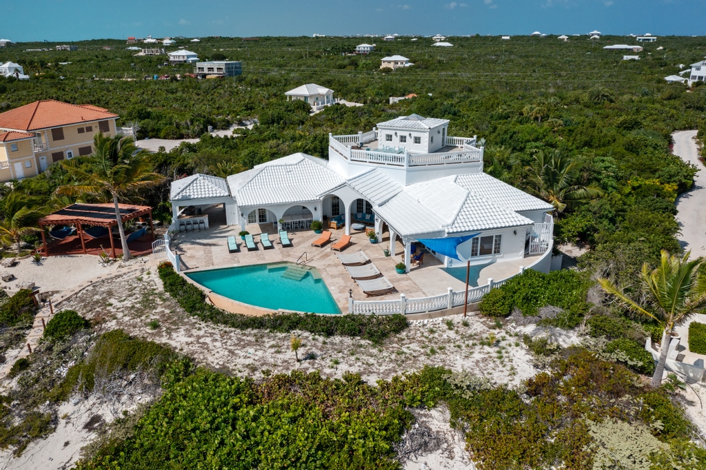 TCVillas's tweet photo. As one of the largest villas on island, Conched Out (7BR) offers an ideal setting for a large family getaway. Enjoy the paradisiacal waters of Long Bay Beach -a beach you might get to call your own! 🌴

https://t.co/xWCXJ5SUKu https://t.co/UelfWuhNDE