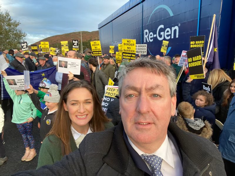 BillyKelleherEU's tweet photo. Joined the #BorderCommunitiesAgainstBrexit protest on the border between Louth and Down today with Senator @ErinMcGreehan.
Communities on both sides are worried about the future. While technical changes are needed, there is clear support for the NI Protocol. https://t.co/S2QwxOkkp2
