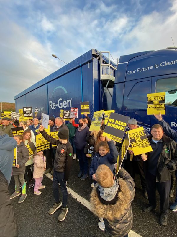 BillyKelleherEU's tweet photo. Joined the #BorderCommunitiesAgainstBrexit protest on the border between Louth and Down today with Senator @ErinMcGreehan.
Communities on both sides are worried about the future. While technical changes are needed, there is clear support for the NI Protocol. https://t.co/S2QwxOkkp2