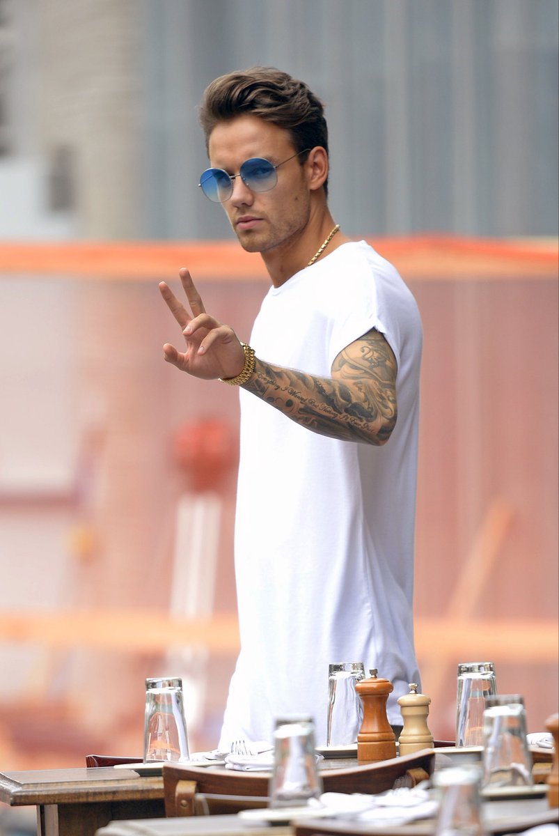 bpicsljp's tweet photo. I love when Liam Payne makes paps pics look like photoshoots. https://t.co/4rGUPe3vIZ