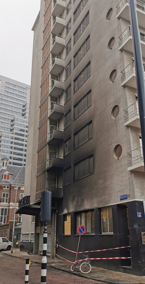 Als je de brandweer <a href="/KazBaan/">Kazerne Baan</a> (die tracht te voorkomen dat het vuur van een brandende auto overslaat naar een flat met bewoners) zó bekogelt met straatklinkers en zwaar vuurwerk dat zij moeten vluchten en hun voertuig achter moeten laten dan ben je wat mij betreft #hersendood.