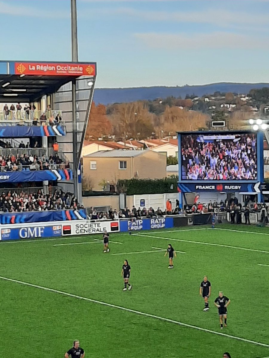 #Castres Magnifique victoire de l'équipe de France de rugby féminin 29 à 7 face à la Nouvelle-Zélande.
De l'engagement, de la combativité et des jeunes heureux dans les tribunes.