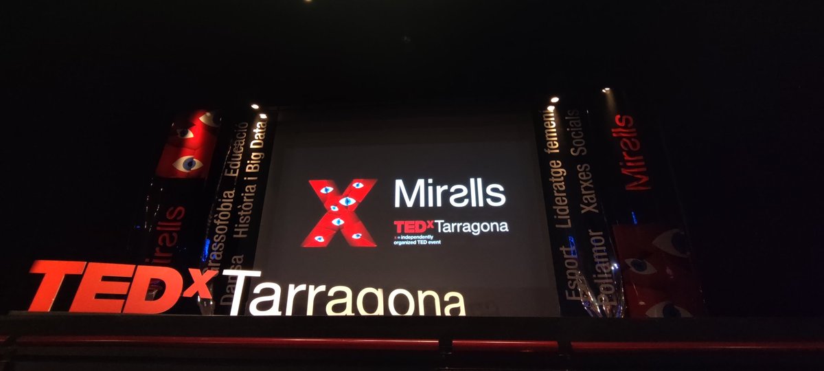 Hildebrandsr's tweet photo. A punt de començar #tedxtarragona 
#miralls
Amb @annadci i Laia @GabinetCeres https://t.co/QzGUP7frxI