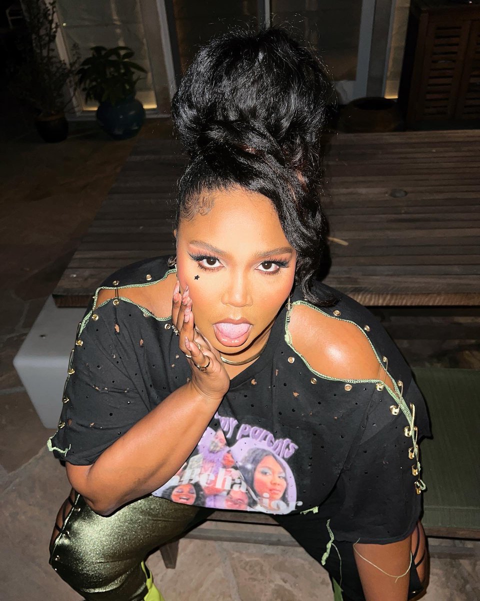 lizzo's tweet photo. HARRY STYLES FIT😈🔥 https://t.co/FNphsWMOqI