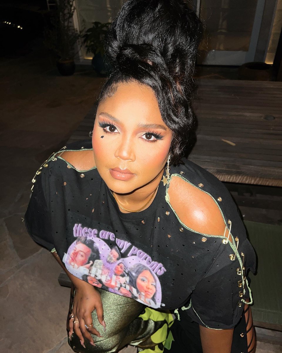lizzo's tweet photo. HARRY STYLES FIT😈🔥 https://t.co/FNphsWMOqI