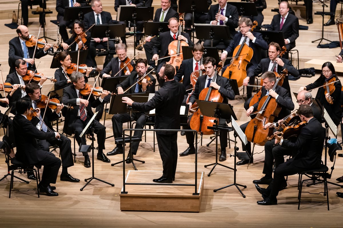 BerlinPhil's tweet image. Immer wieder schön hier zu sein: Vielen Dank für ein fantastisches Matinee-Konzert, liebe @elbphilharmonie Hamburg! 🎶 #MusikamMorgen #BerlinPhilTour 
___
Always great to be back: Thank you for a fantastic matinee concert, dear Elbphilharmonie Hamburg! 🎶 #musicinthemorning