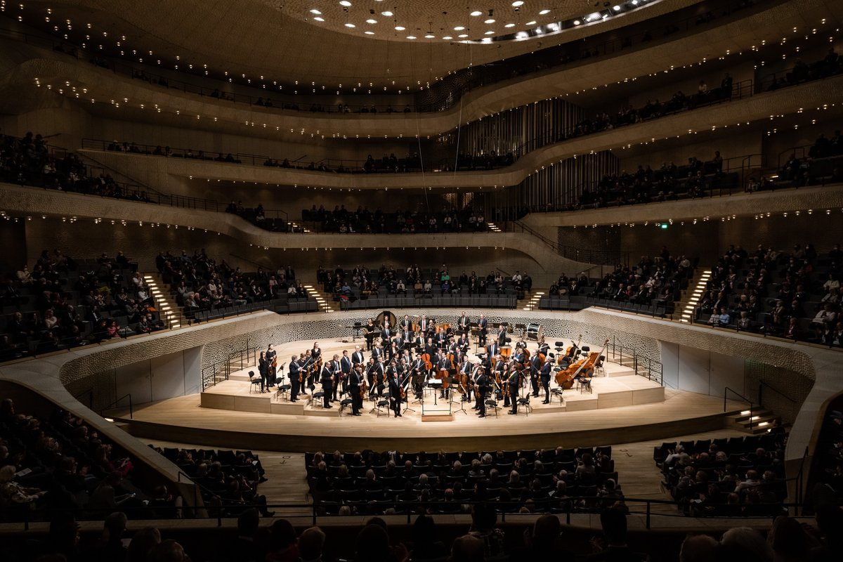 BerlinPhil's tweet image. Immer wieder schön hier zu sein: Vielen Dank für ein fantastisches Matinee-Konzert, liebe @elbphilharmonie Hamburg! 🎶 #MusikamMorgen #BerlinPhilTour 
___
Always great to be back: Thank you for a fantastic matinee concert, dear Elbphilharmonie Hamburg! 🎶 #musicinthemorning