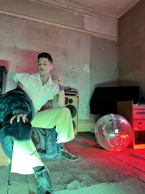 That&rsquo;s a wrap on the album cover! 👏 https://t.co/ArDiUshAYo