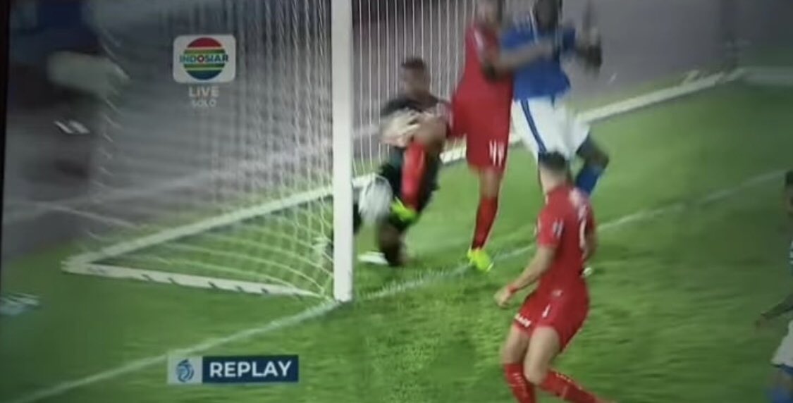 021CSL's tweet photo. Boss @teddy_tjahjono ini yg kedua, kalo kejadian ini menurut anda tidak merugikan Persib dan kalo anda merasa tidak mampu / takut sama federasi untuk melayangkan surat protes. Biar kami yang kalian anggap Bobotoh kecil ini yang protes aja gimana? https://t.co/VTqUDnzt5W