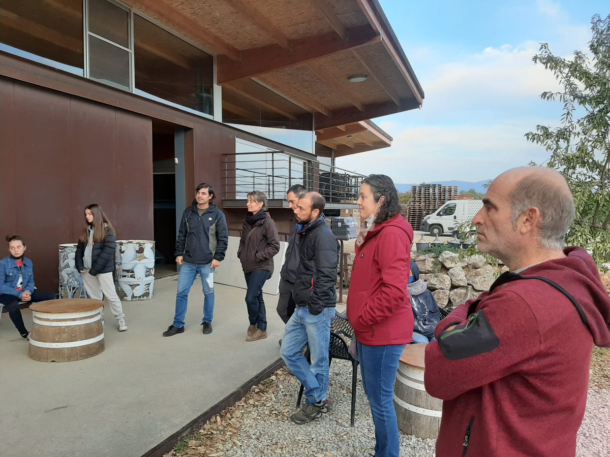 IAEDENSalvemEmp's tweet photo. #CUSTÒDIAAGRÀRIA 🌾
Avui hi ha trobada de Custòdia Agrària, estem fent ronda de presentacions de les finques que han participat: @la_vinyeta, Mas Galceran, La Teulera, Agricultura biològica Giner Dalmau, Parc Agroecològic d'Albons i Puigerniscle d'Agullana.
Quin goig! 😊 https://t.co/vC90xXih8W