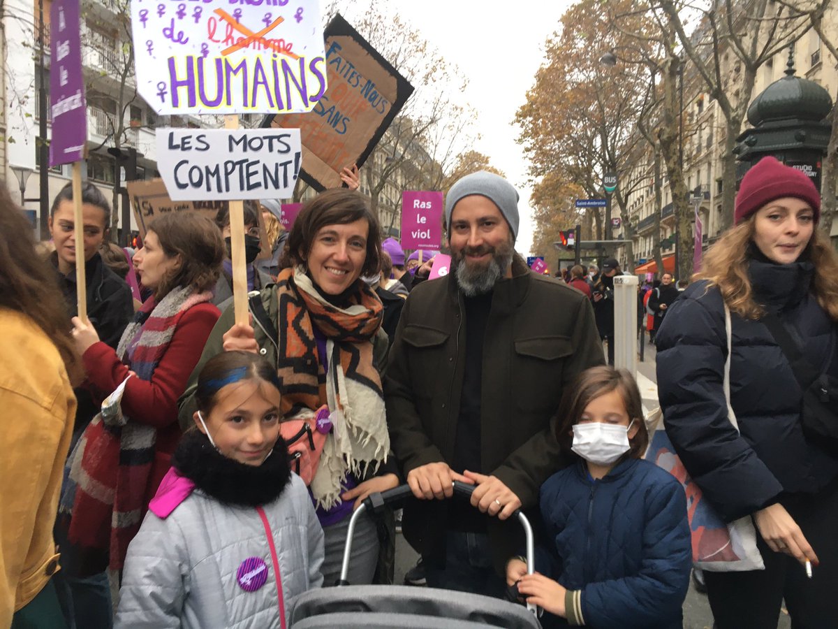 De nombreux manifestants sont venus en famille, comme Jessica, venue avec son compagnon et ses trois enfants « pour prévenir qu’on continue de se mobiliser à six mois de la présidentielle ». #Manifs20novembre #NousToutes
