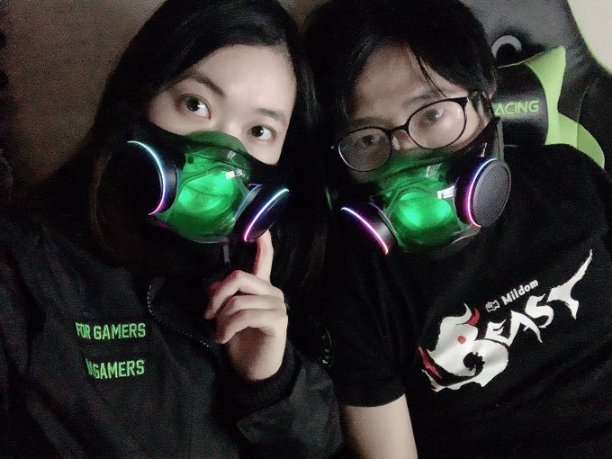 2 pic. Razerの1680 万色に光るマスク『Razer Zephyr』が届きました！ファンが付いてるので呼吸が楽チン！ゴツいデザインがカッコいいですね。ピカピカのゲーミングマスクに息子も夢中です👶🎮✨

#razerjp