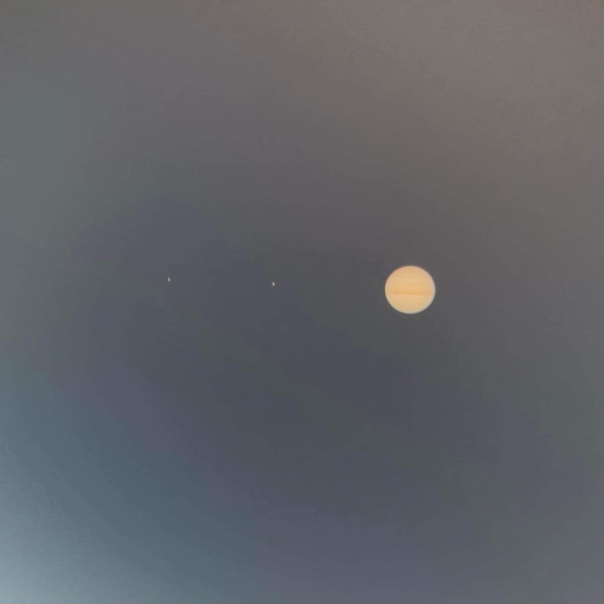 ก่อนนอนคืนนี้มีภาพดาวเสาร์ และดาวพฤหัสบดี (กับดวงจันทร์กาลิเลียน) มาฝากครับ ถ่ายด้วยมือถือผ่านช่องมองภาพกล้องโทรทรรศน์ที่ AstroPark เชียงใหม่
