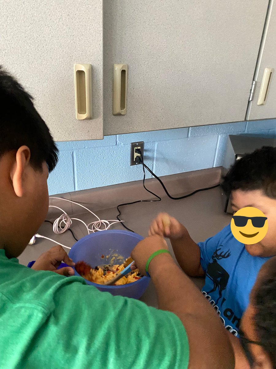 yesmyrealnamei2's tweet photo. Learned about coral reefs this past week…diver queso, finding Nemo and muffins.<-🤷♀️ #weliketoeat #nowonderimgainingweight #dontwannahearitdigno #FineMotorFriday #CGETimberwolves @CGETwolves https://t.co/VUnNsb6Csj