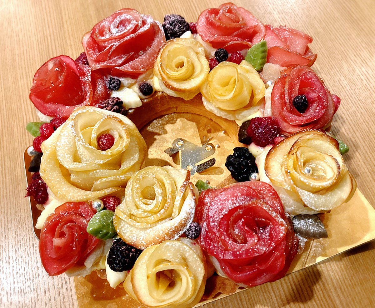 Sweets_Building's tweet photo. #いーだっち さんのレシピで、アップルローズのリースタルトを作りました🍎🌹

 #お菓子作り好きな人と繋がりたい https://t.co/p0HjrH9MRK
