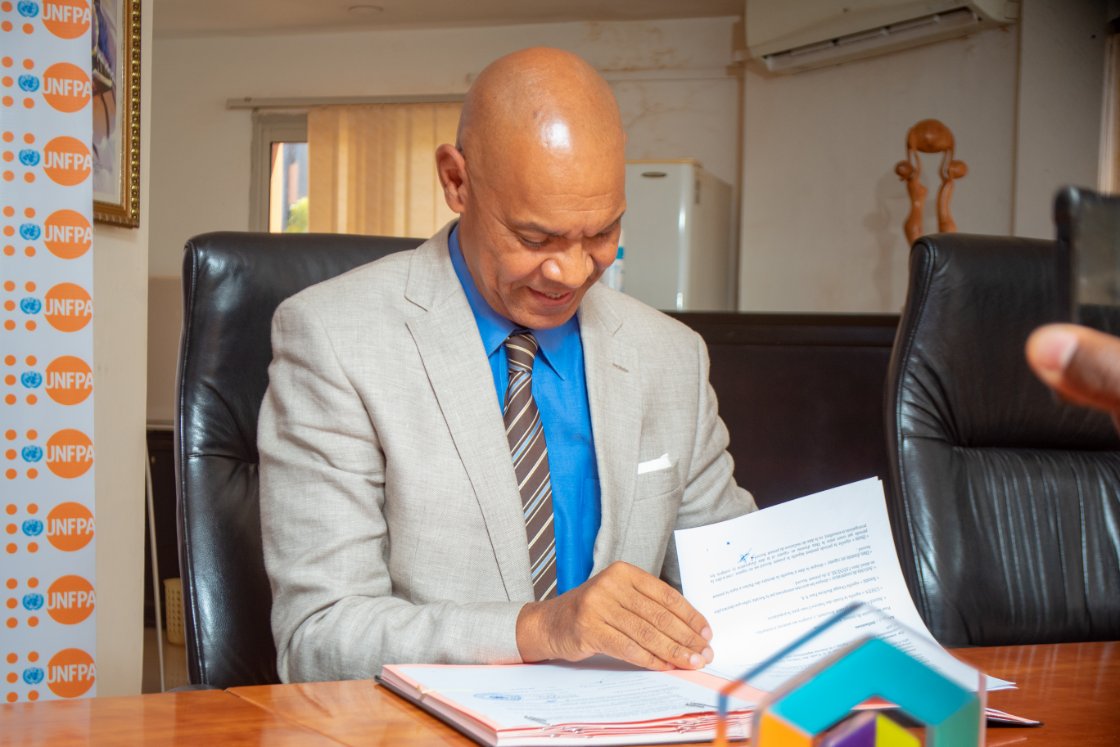 AugusteKpognon's tweet image. #PutYoungPeopleFirst
@UNFPABF &amp;amp; @OrangeBurkina partenaires pour renforcer l’accès des jeunes à l’information sur la #SR
Cette convention stratégique signée vise à contribuer à la promotion de la plateforme interactive @qgjeune auprès des jeunes burkinabè #ICPD @onubf @mamadouc7