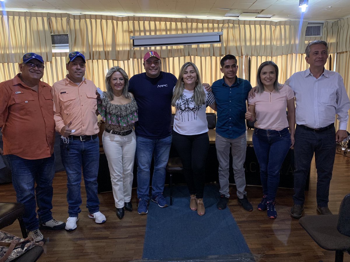 FAndradeRoa's tweet photo. Aquí está listo el equipo ganador. Entre todos y en los 29 municipios, unidos,  rescataremos al Táchira 

@angelantonio294 
@KarimVera6 
@elviamoncada 
@saullyarellano 
@JennyMoreno70 
@heribertoLabrad 
@williamforero59 https://t.co/VPa11HTAKG