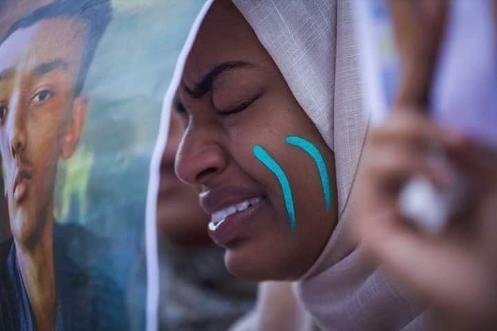 ملعون في دين الرحمن من يسجن شعباً ، من يخنق فكراً ، من يرفع سوطاً ، من يُسكت رأياً ، من يبني سجناً ، من يرفع رايات الطغيان ، ملعون في كل الأديان من يُهدر حق الإنسان حتى لو صلّى أو زكّى و عاش العُمر مع القرآن . 

جمال الدين الأفغاني
#لا_لحكم_العسكر