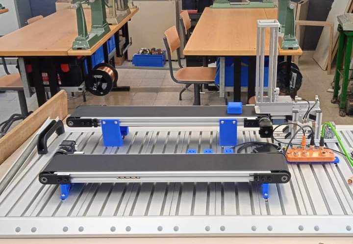 IesCiclos's tweet photo. DEPARTAMENTO DE ELECTRICIDADE E ELECTRÓNICA|   O adestrador modular avanzado para a industria 4.0, premiado  na Convocatoria  #Innova 2021, xa  é unha realidade.
@elektragroup  foi empresa encargada  achegar material.
O alumnado de  #robótica rematará a  súa montaxe e  prácticas https://t.co/owFxWD9su3