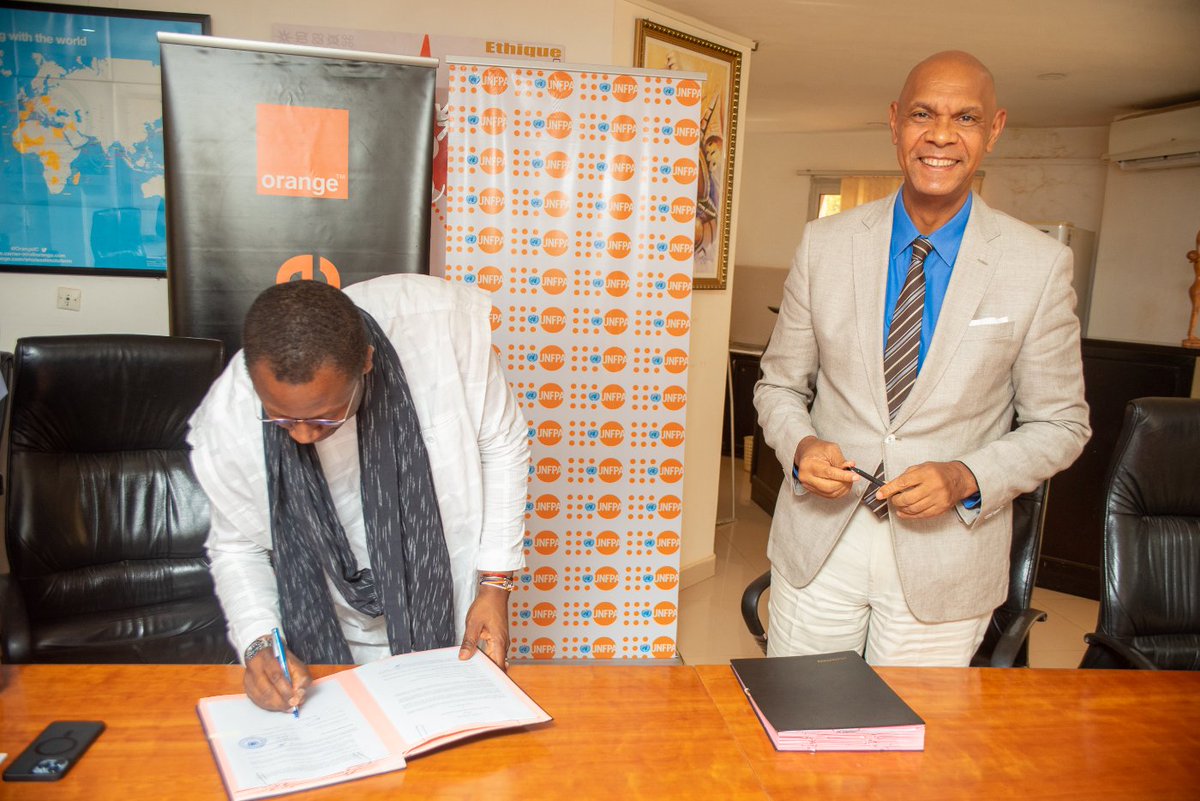 AugusteKpognon's tweet image. #PutYoungPeopleFirst
@UNFPABF &amp;amp; @OrangeBurkina partenaires pour renforcer l’accès des jeunes à l’information sur la #SR
Cette convention stratégique signée vise à contribuer à la promotion de la plateforme interactive @qgjeune auprès des jeunes burkinabè #ICPD @onubf @mamadouc7