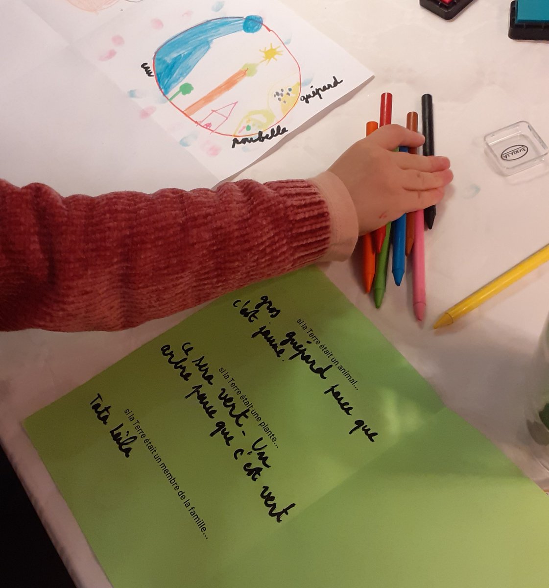 DurasBib's tweet photo. Ce matin a eu lieu l'atelier Philos-Art avec Rêve édition!
Qu'est-ce que la Terre? A qui appartient-elle? Quel est notre lien avec elle?

#bib2paris #paris20 https://t.co/uA1yuM4wzX