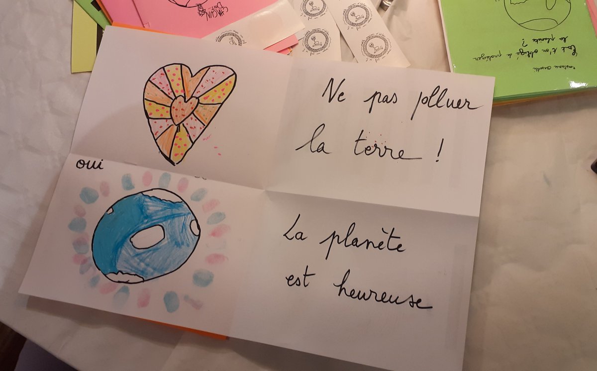 DurasBib's tweet photo. Ce matin a eu lieu l'atelier Philos-Art avec Rêve édition!
Qu'est-ce que la Terre? A qui appartient-elle? Quel est notre lien avec elle?

#bib2paris #paris20 https://t.co/uA1yuM4wzX