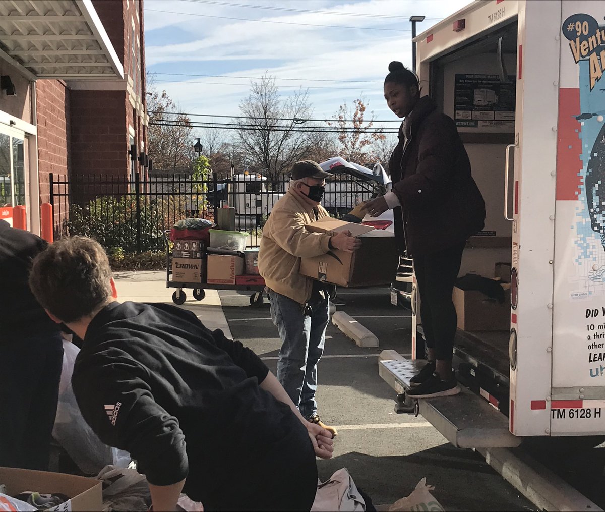 MNTNMVR_777's tweet photo. ⚽️ A morning of service for these rockstars! They volunteered to help #GraceLoves make care packages today, but when @MasonWSOC learned Thursday a local homeless ministry needed help prepping for a coat &amp; clothing giveaway tomorrow, they volunteered for that, too!! 💞

1/4 https://t.co/nRzkEvAf9v
