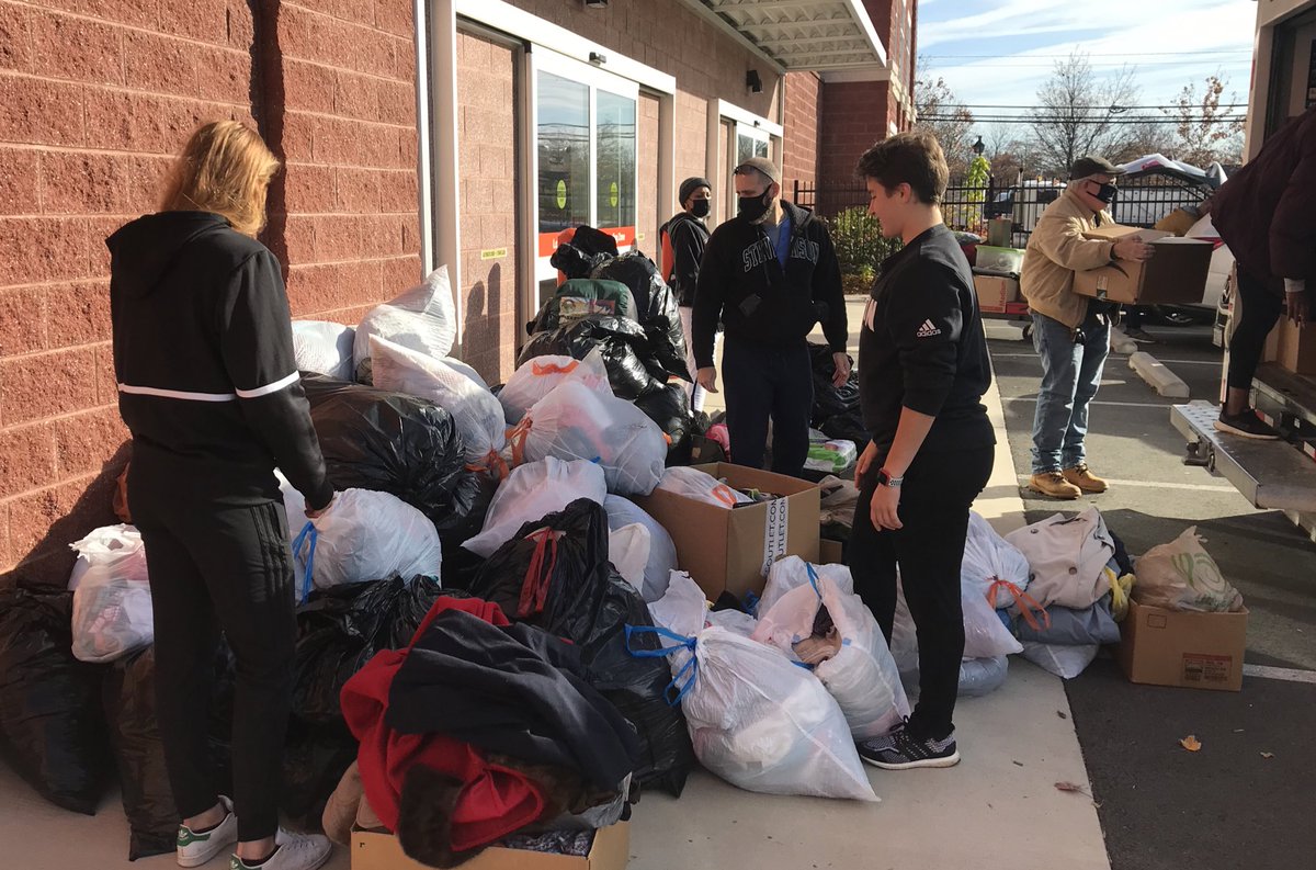 MNTNMVR_777's tweet photo. ⚽️ A morning of service for these rockstars! They volunteered to help #GraceLoves make care packages today, but when @MasonWSOC learned Thursday a local homeless ministry needed help prepping for a coat &amp; clothing giveaway tomorrow, they volunteered for that, too!! 💞

1/4 https://t.co/nRzkEvAf9v