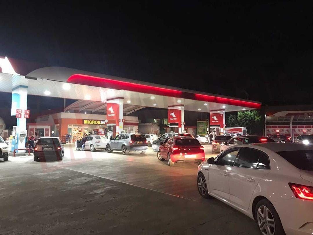 ATuncayOzkan's tweet photo. -Kısıtlı satılan ürünler
-Tanzim kuyrukları
-Akaryakıt kuyrukları

Şikayet ettikleri her şeyi yaşadık. Sırada karneyle satılan ürünler mi var? Böylesi ikinci dünya savaşından bu yana görülmedi. https://t.co/suOVXaXH3h