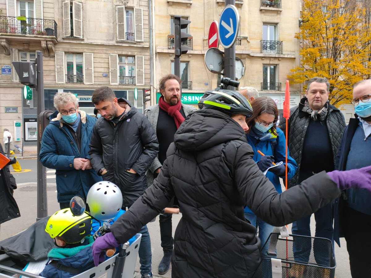 AnouchToranian's tweet photo. Heureuse du succès de la marche exploratoire que j’ai initiée sur la piste cyclable de la rue de #Vaugirard à #Paris15. 

Échanges et remontées de terrain productifs avec habitants, conseillers de quartier, commerçants et services de la Ville. 

Bientôt le démarrage des travaux ! https://t.co/TpECObhyGK