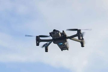 Un drone de l'armée française qui survolait les manifestants qui bloquent depuis plus de 72h le convoi de l'armée française a été  abattu par cet enfant avec son lance-pierre !

#BurkinaFaso
#kaye