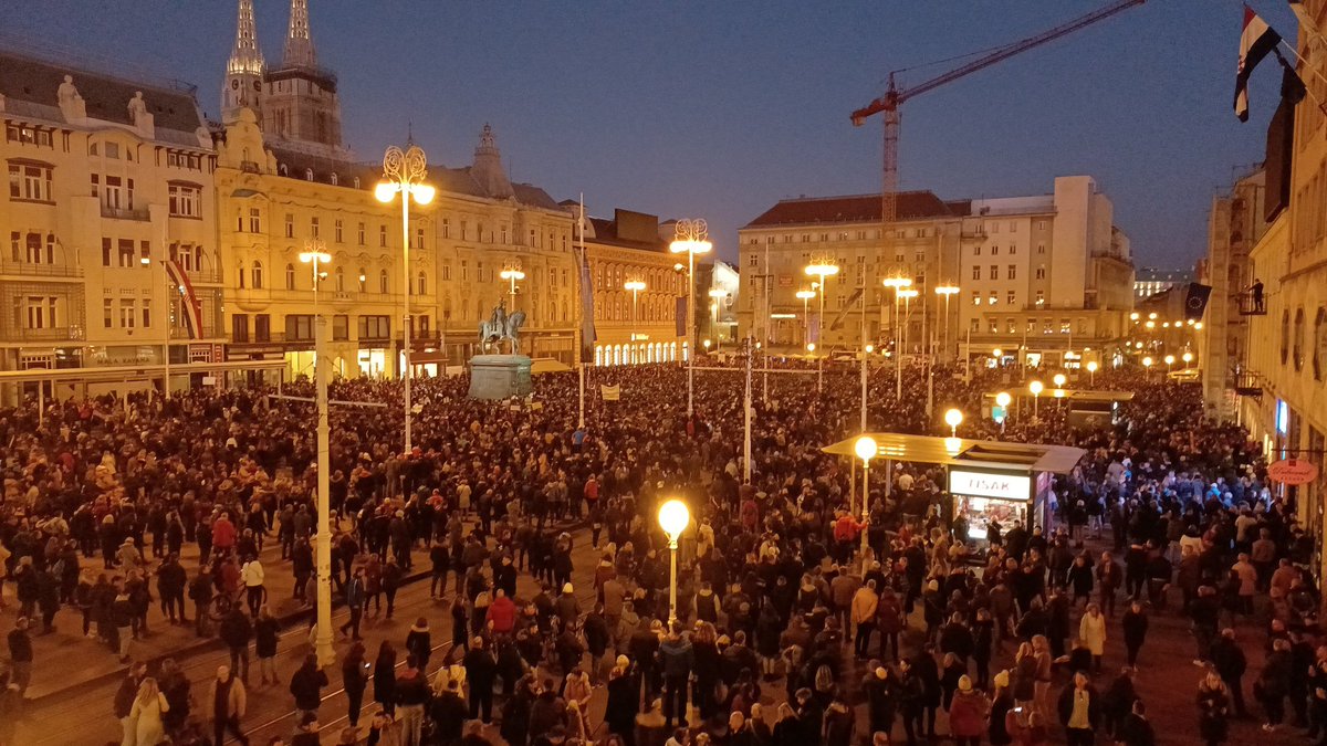 BuljanNovaTV's tweet photo. Krcat Trg bana Jelačića. Prosvjed protiv covid potvrda i mjera. 
Za svakog novinara danas nadrealno iskustvo, mislim da nema onog koji danas nije bio barem verbalno napadnut. 
 @novahr @DNEVNIKhr https://t.co/6gOaZKBRUP