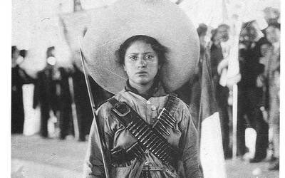 juanbaaq's tweet photo. Durante la #RevoluciónMexicana Adela Velarde combatía en batalla contra el golpista Huerta y atendía a soldados heridos. 

El corrido "La Adelita", canción de amor transformada en himno de combate, está dedicado a ella, y es homenaje a las soldaderas que nos dieron patria. https://t.co/cvvzDc6TIt