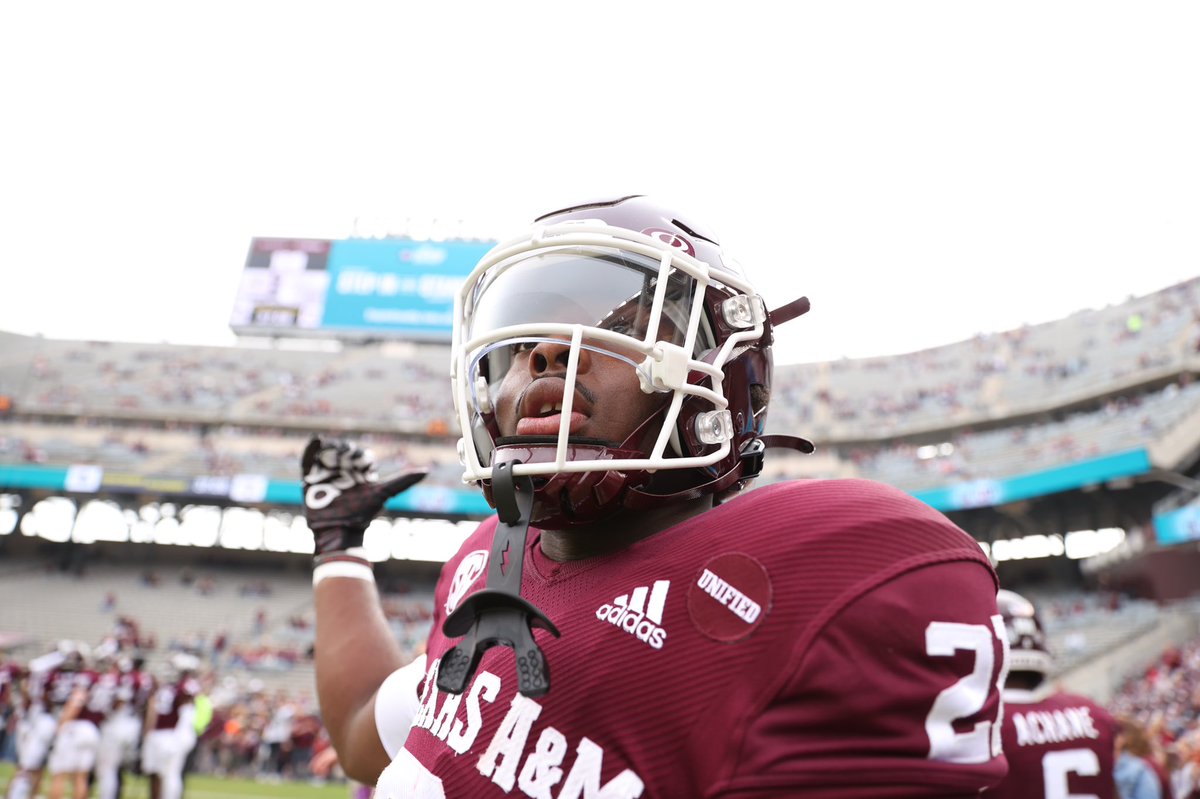 AggieFootball's tweet photo. Showtime. #GigEm https://t.co/qpGm0rFu7V