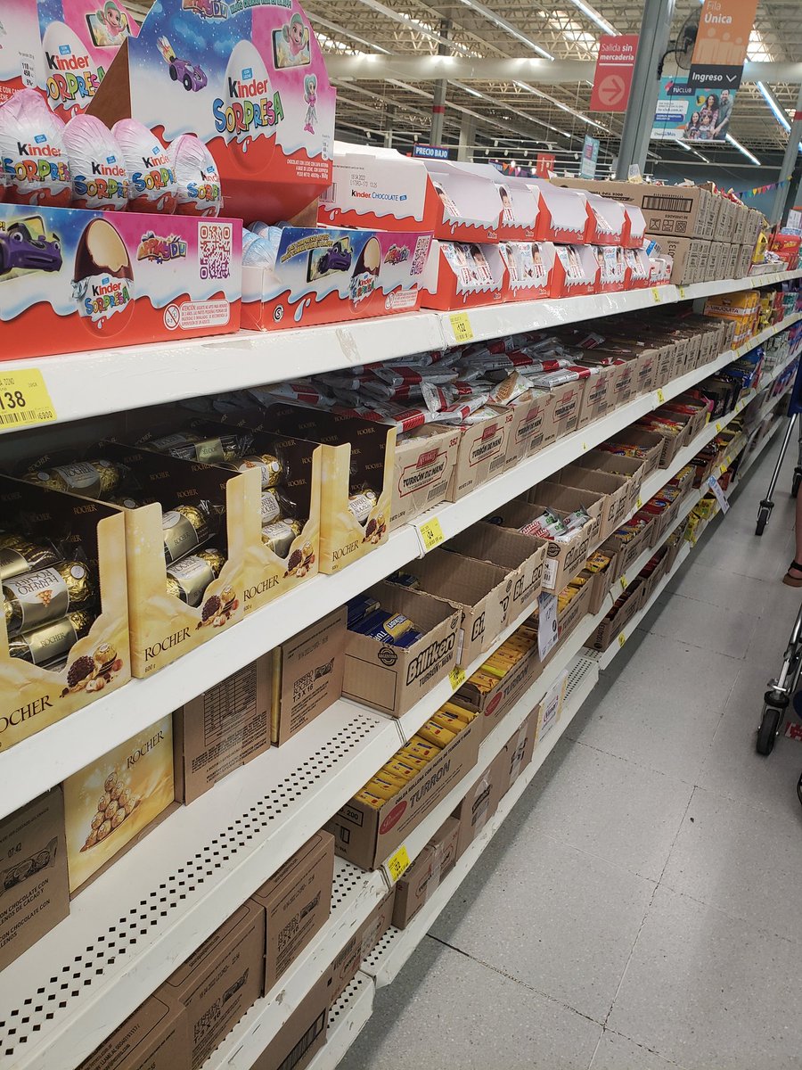 VaninaZab's tweet photo. Que onda la ordenanza que no permite la exhibición de golosinas en las cajas de súper? #changomas #Walmart @MuniCba @LegislaturaCBA https://t.co/LRvtjq0zOm