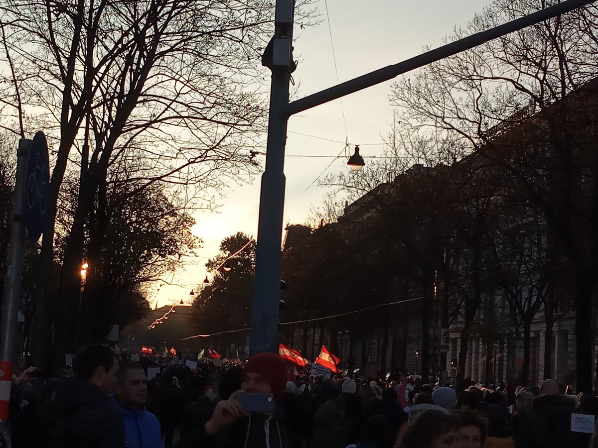 freerThanBefore's tweet photo. Super wars heute in Wien! ich bin froh, dass ich hingegangen bin. #wi2011 | From today's protest in Vienna, Austria against mandatory vaccination and covid measures. #donotcomply https://t.co/HlItxzgnfp