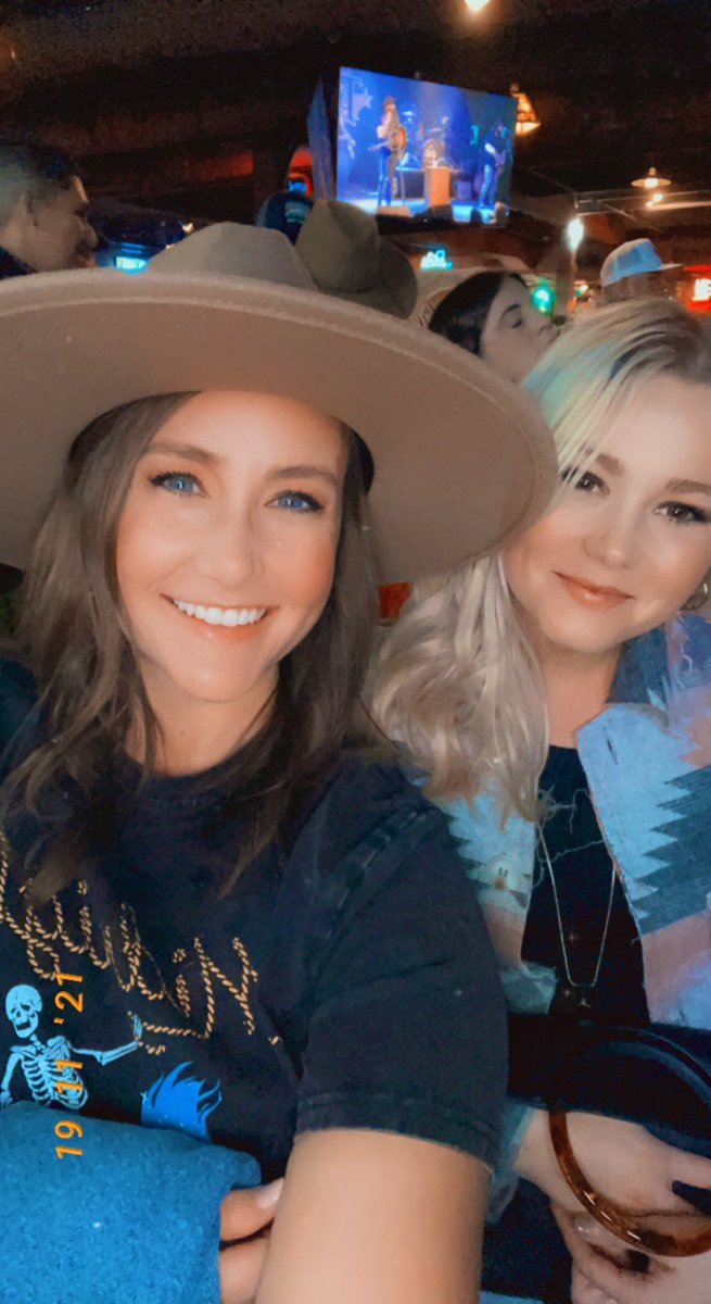 Mhue23's tweet photo. highly recommend getting friends that surprise you with tickets to @RileyGreenMusic 😏❤️ https://t.co/VXd8Aht48k